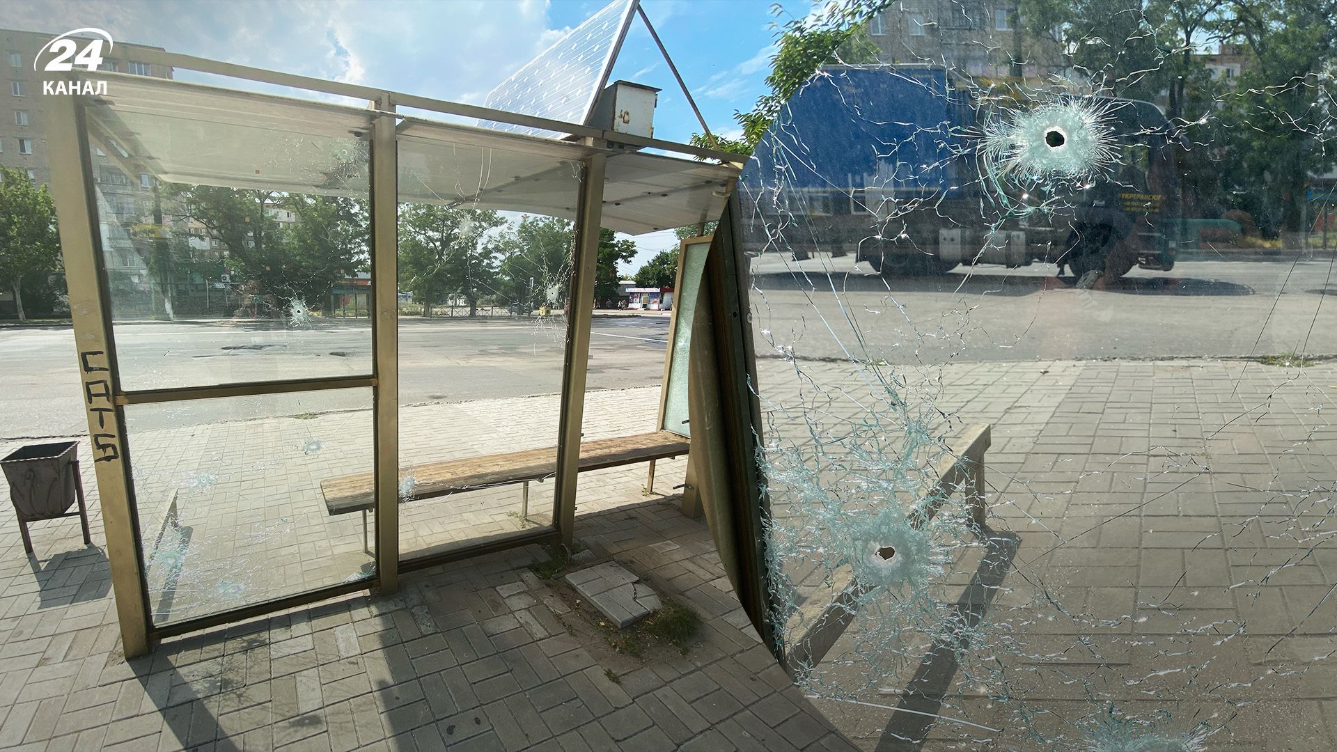 Россияне сегодня обстреляли Николаев - снаряд прилетел в остановку - кадры последствий - 24 Канал Россияне сегодня обстреляли Николаев - снаряд прилетел в остановку - кадры последствий - 24 Канал