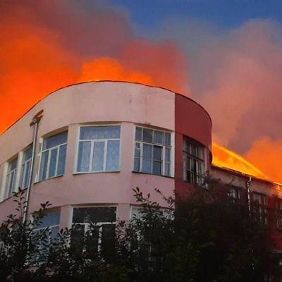 Оккупанты выпустили 3 ракеты: мэр Харькова показал жуткие фото училища в огне