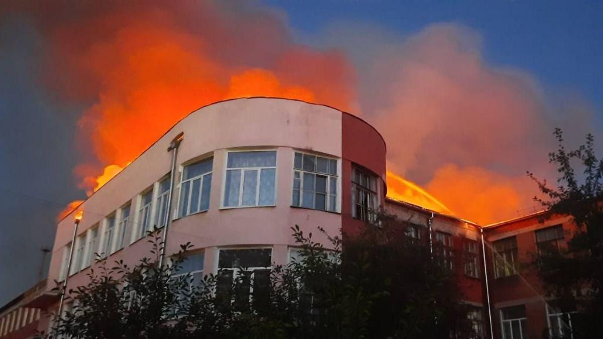 Россияне обстреляли училище в Харькове ночью 30 июля - фото пожара - 24 Канал