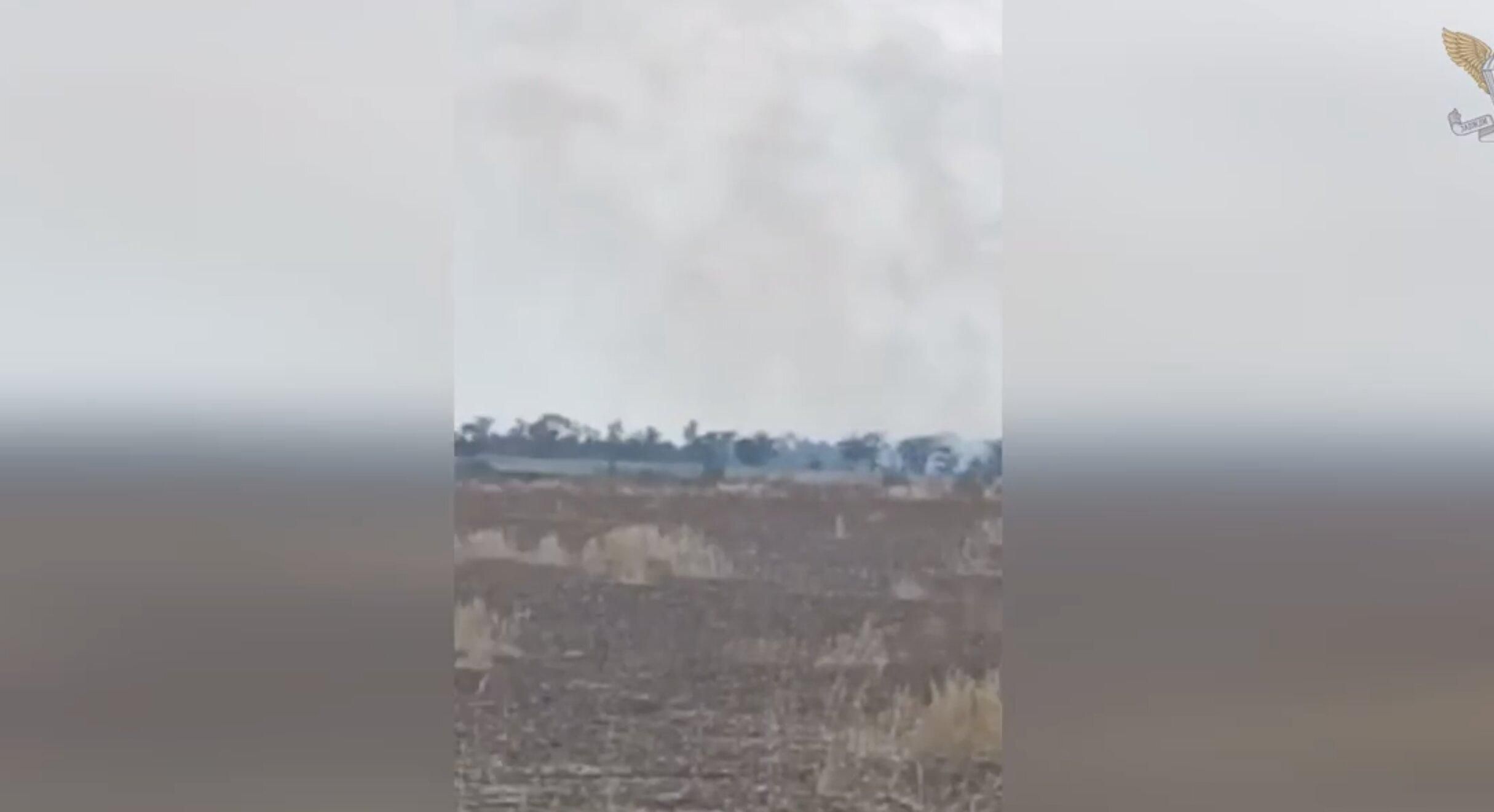 В Донецкой области горят остатки сбитого российского штурмовика Су-25 - видео