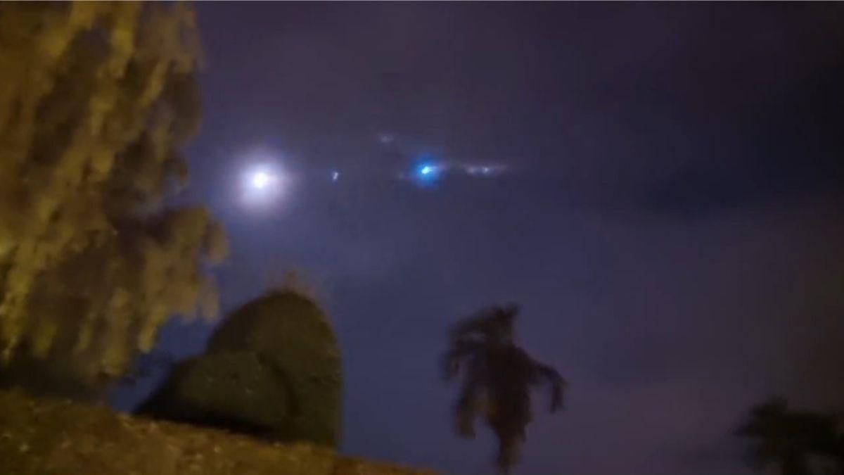 Уламки китайської ракети згоряють в атмосфері Уламки китайської ракети згоряють в атмосфері