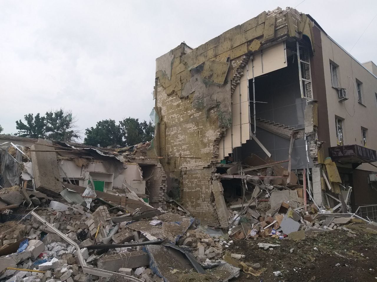 росіяни обстріляли сучасний травмпункт у Миколаєві