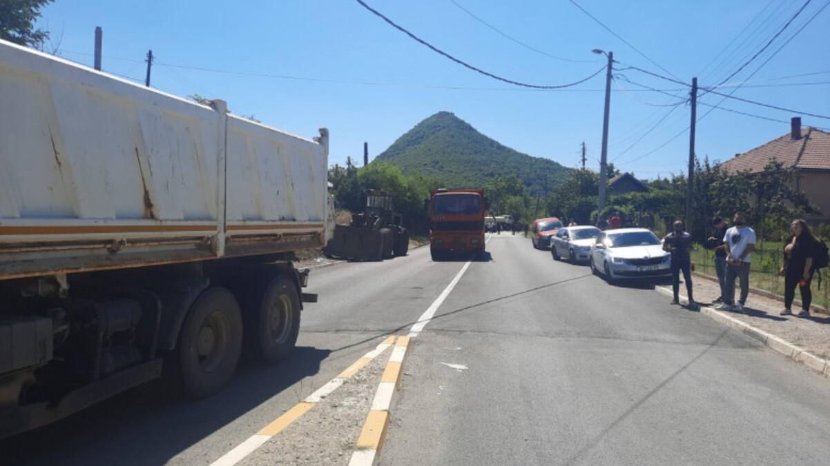 У Косово демонтують барикади У Косово демонтують барикади