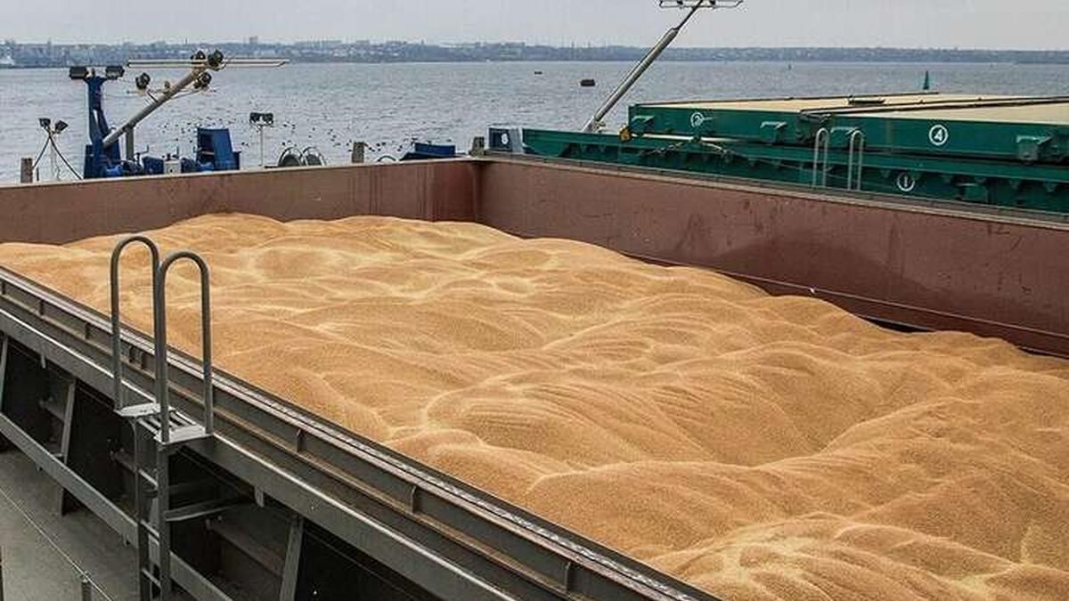 Россияне в Херсонской области воюют между собой за зерновозы, которые могут вывозить украинский урожай