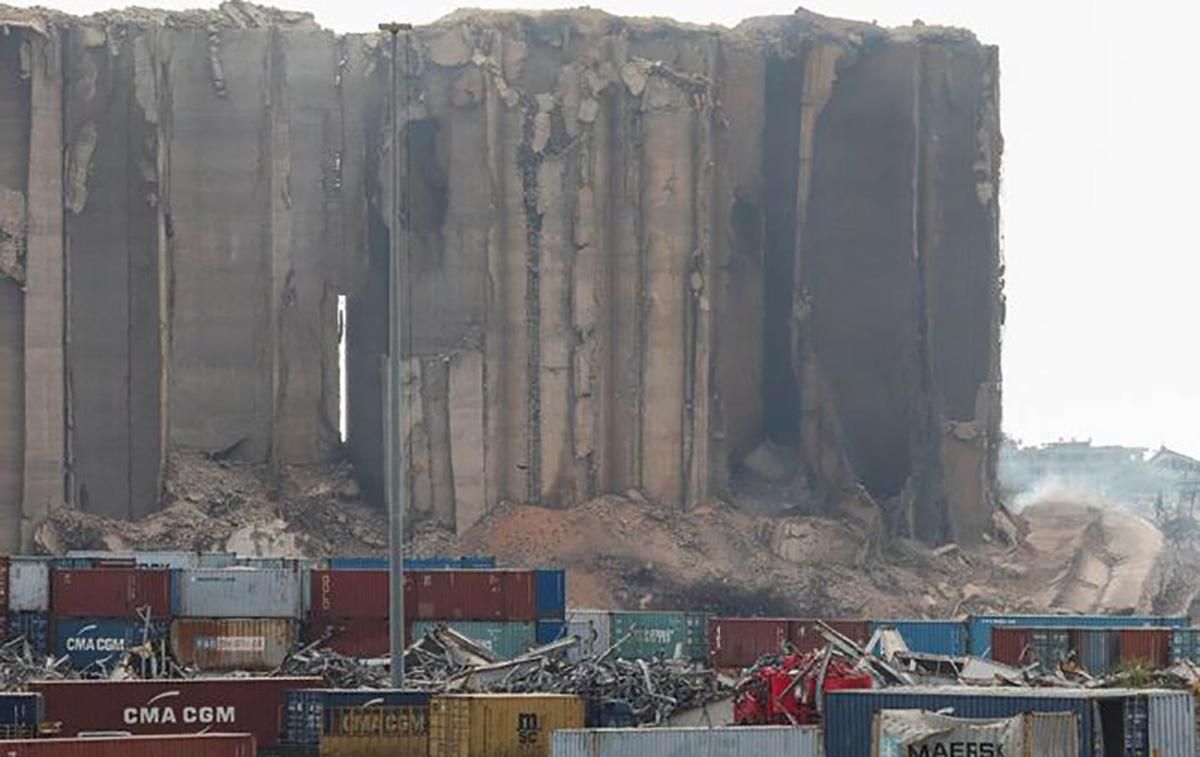 В порту Бейрута обрушился элеватор В порту Бейрута обрушился элеватор