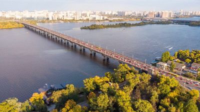 На мосту Патона в Киеве образовался "водопад"