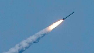 Потужні вибухи в Миколаєві: у місті почалася пожежа і перебої зі світлом Потужні вибухи в Миколаєві: у місті почалася пожежа і перебої зі світлом