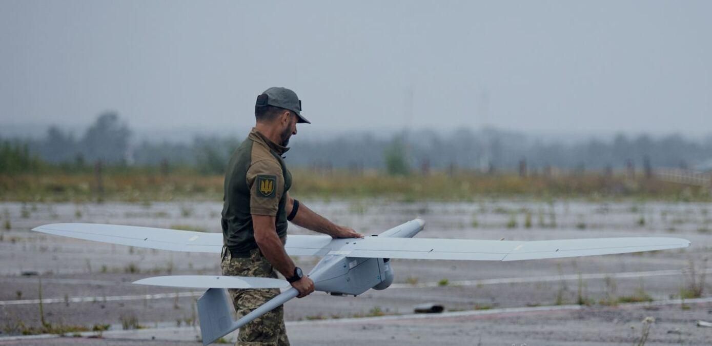 Украинский защитник с дроном Украинский защитник с дроном