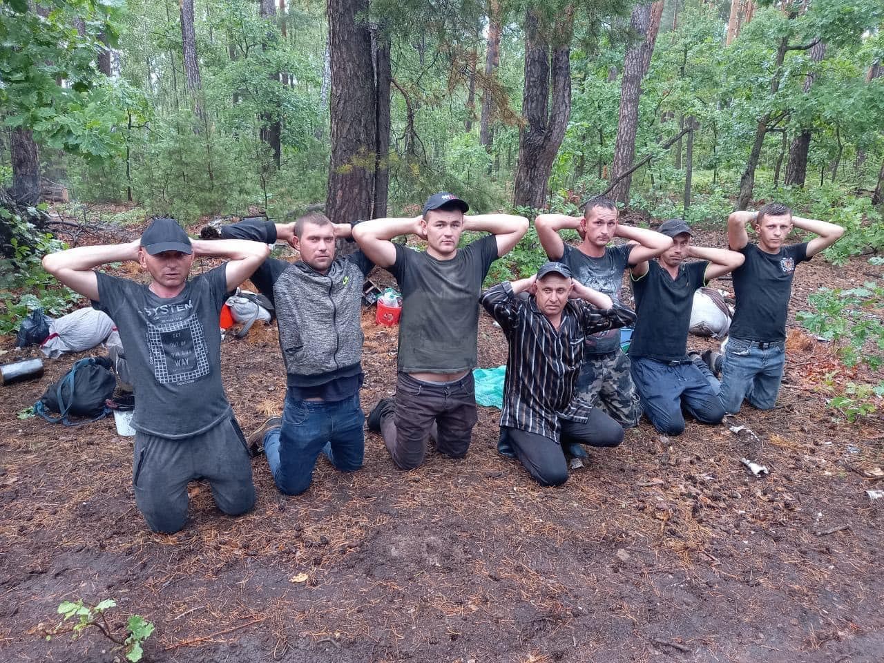 Підозрілу групу чоловіків затримали у лісі під Києвом
