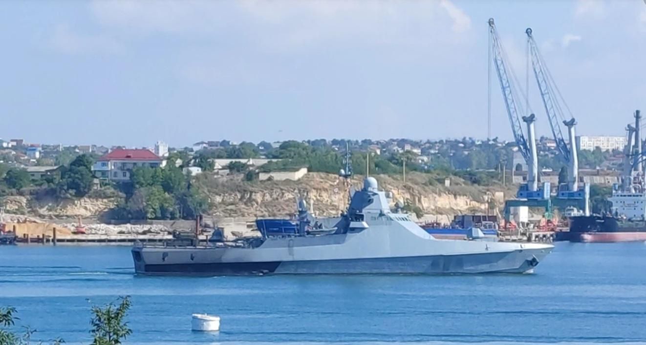 російський  корабель обгорів - судно зараз в Севастополі - фото