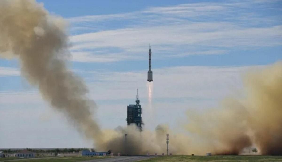 Ракета Long March 2F під час старту у 2021 році Ракета Long March 2F під час старту у 2021 році