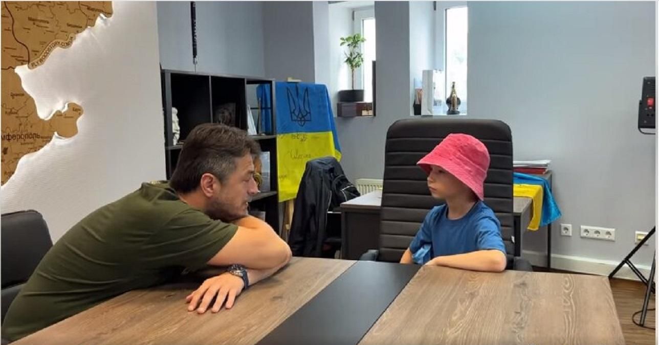 Сергійко з Чернігова приніс Притулі гроші для ЗСУ Сергійко з Чернігова приніс Притулі гроші для ЗСУ