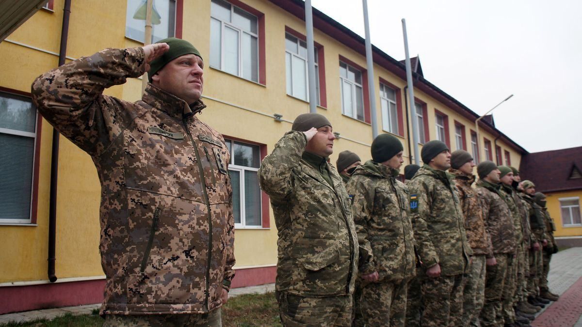 Объяснили, кто теперь стоит в очередях к военкоматам