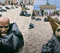 У Центрі Берліна виставили ленінів у сміттєвих пакетах: епічні фото з місця події