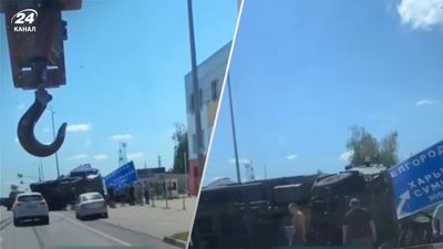 У Бєлгороді російська військова вантажівка врізалася у дорожній знак "Харків"