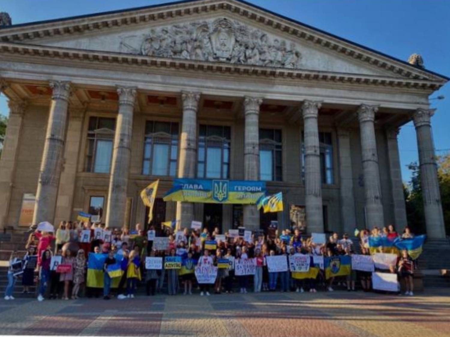 рідні захисників Азовсталі вийшли на акції у понад десяти містах України