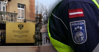 Полиция не будет больше охранять здания российских консульств в Латвии