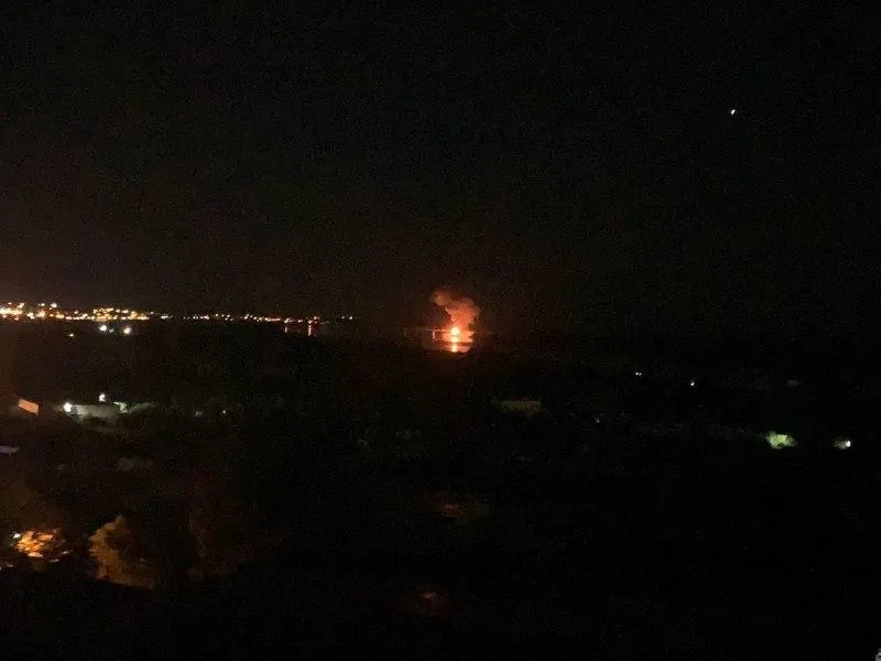 Ймовірно, був новий удар по Антонівському мосту в Херсоні: у мережі показали кадри прильотів Ймовірно, був новий удар по Антонівському мосту в Херсоні: у мережі показали кадри прильотів