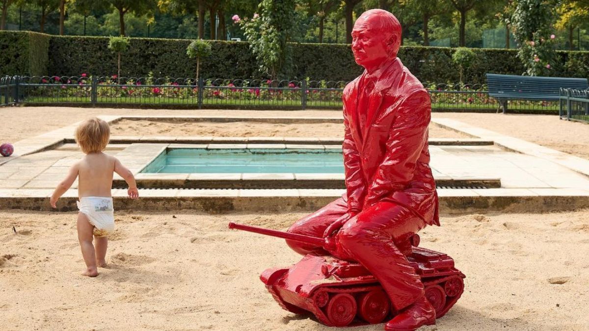 В Нью-Йорке появилась статуя Путина на танке - фото - 24 Канал В Нью-Йорке появилась статуя Путина на танке - фото - 24 Канал