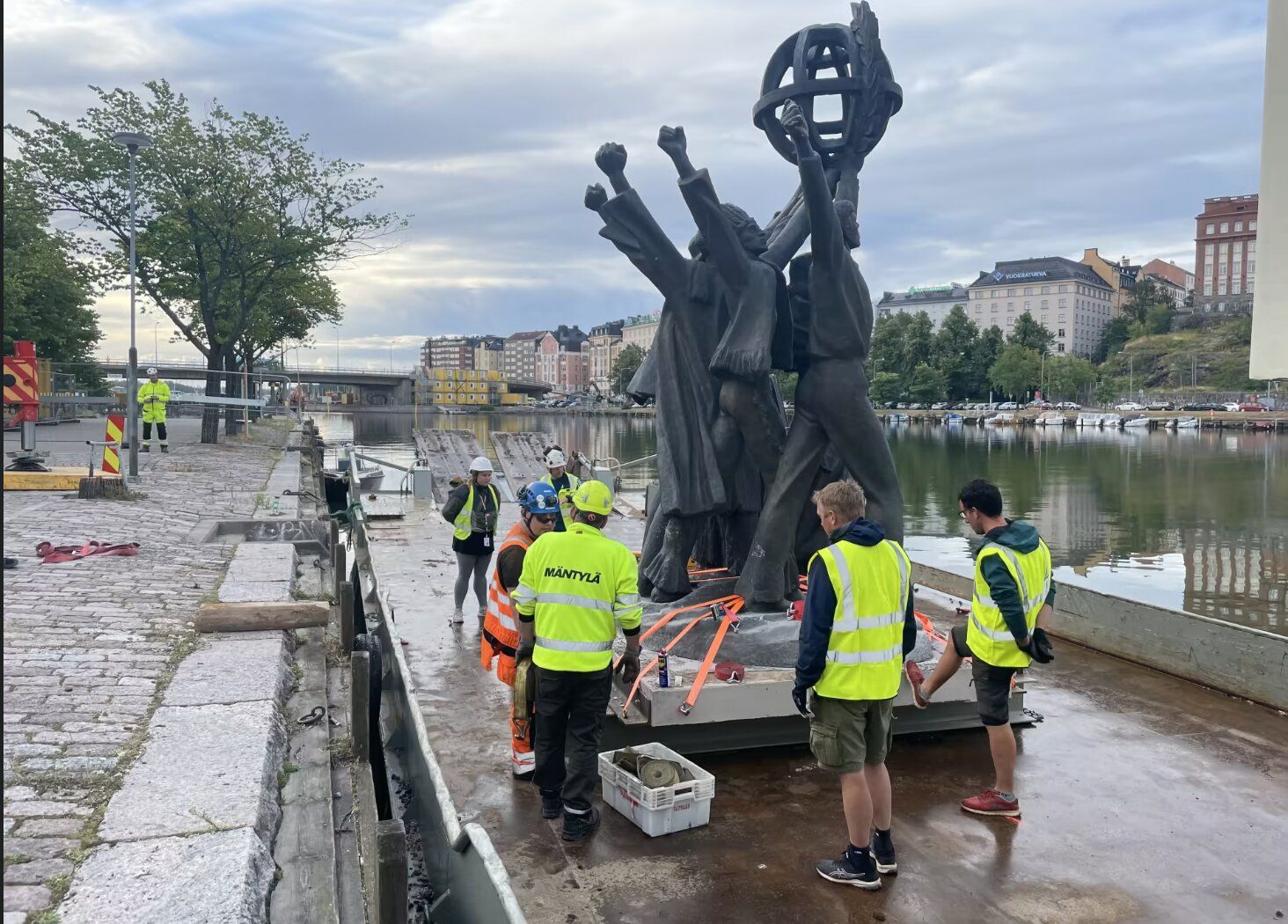 У Гельсінкі демонтували пам'ятник, який колись місту подарувала Москва