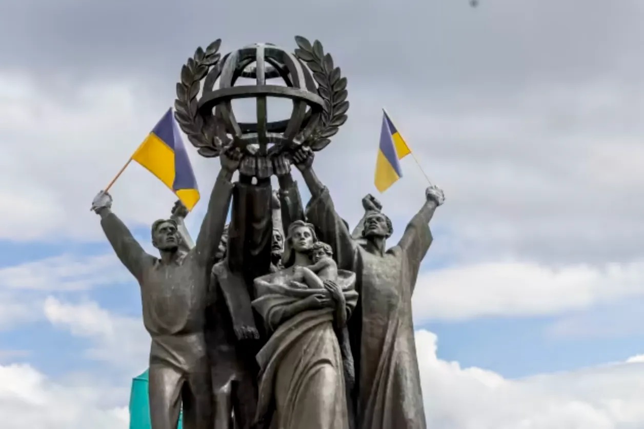 Так выглядела статуя после начала полномасштабной войны в Украине Так выглядела статуя после начала полномасштабной войны в Украине