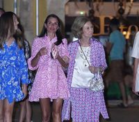 "Слишком старая для такой длины": королеву Летицию раскритиковали за розовое мини платье