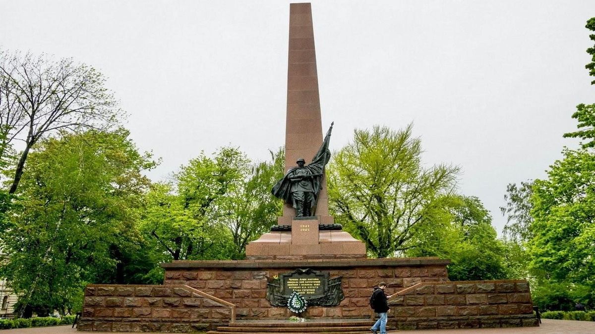 У Чернівцях демонтують пам'ятники радянським солдатам – їх перенесуть в інше місце – 24 Канал
