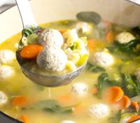 Легкий суп с куриными фрикадельками и шпинатом: невероятно вкусный рецепт