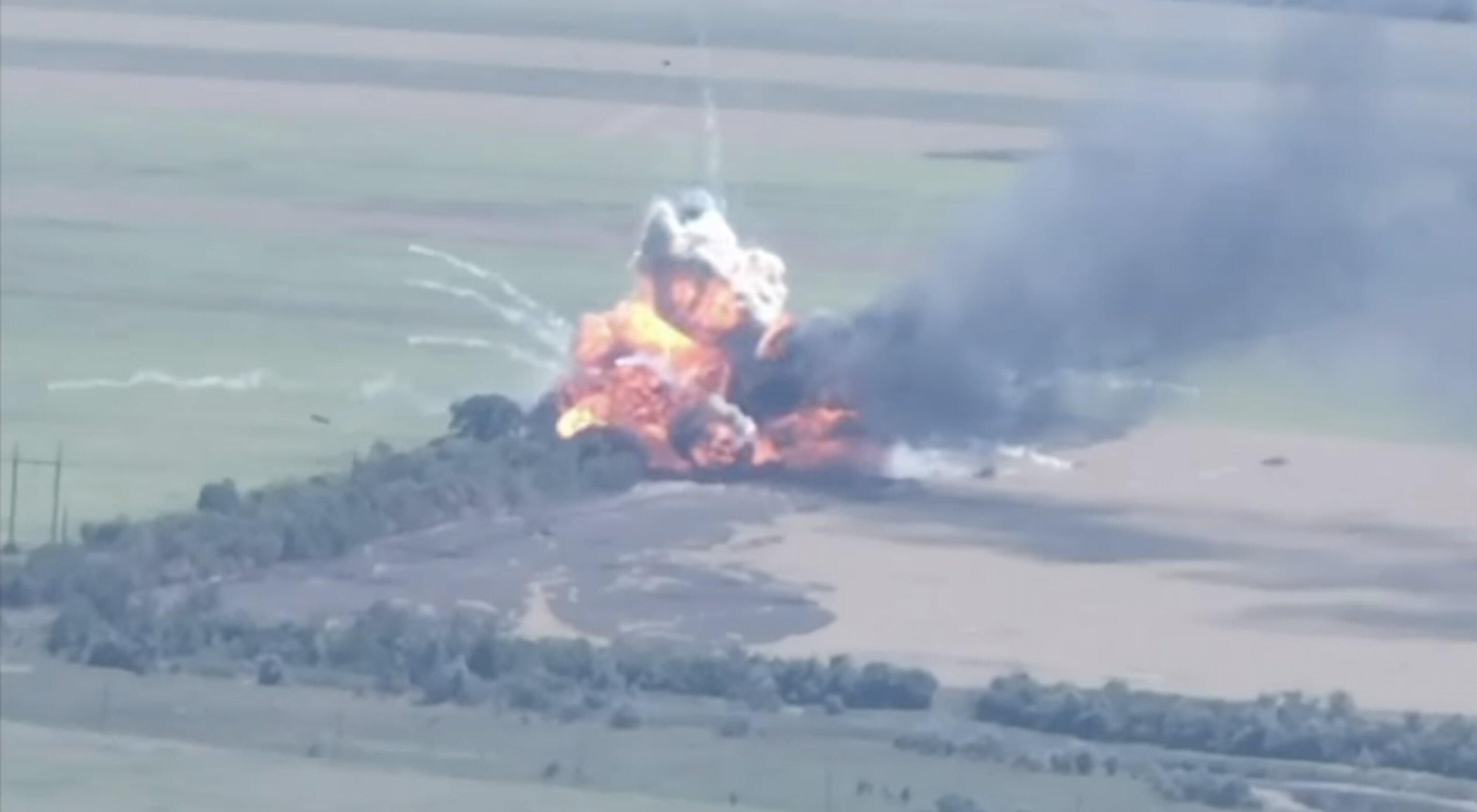 Бригада імені Мономаха ліквідувала польовий склад ворога та БТР Бригада імені Мономаха ліквідувала польовий склад ворога та БТР