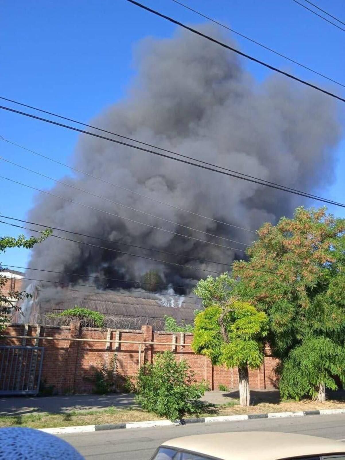 В российском Ейске тоже горит нефтехранилище - видео пожара В российском Ейске тоже горит нефтехранилище - видео пожара