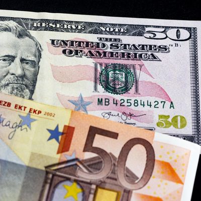 Долар та євро знову подорожчали: готівковий курс 10 серпня