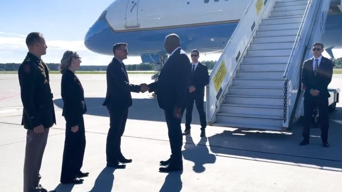 Ллойд Остін прибув у Латвію - обговорить підтримку України Ллойд Остін прибув у Латвію - обговорить підтримку України