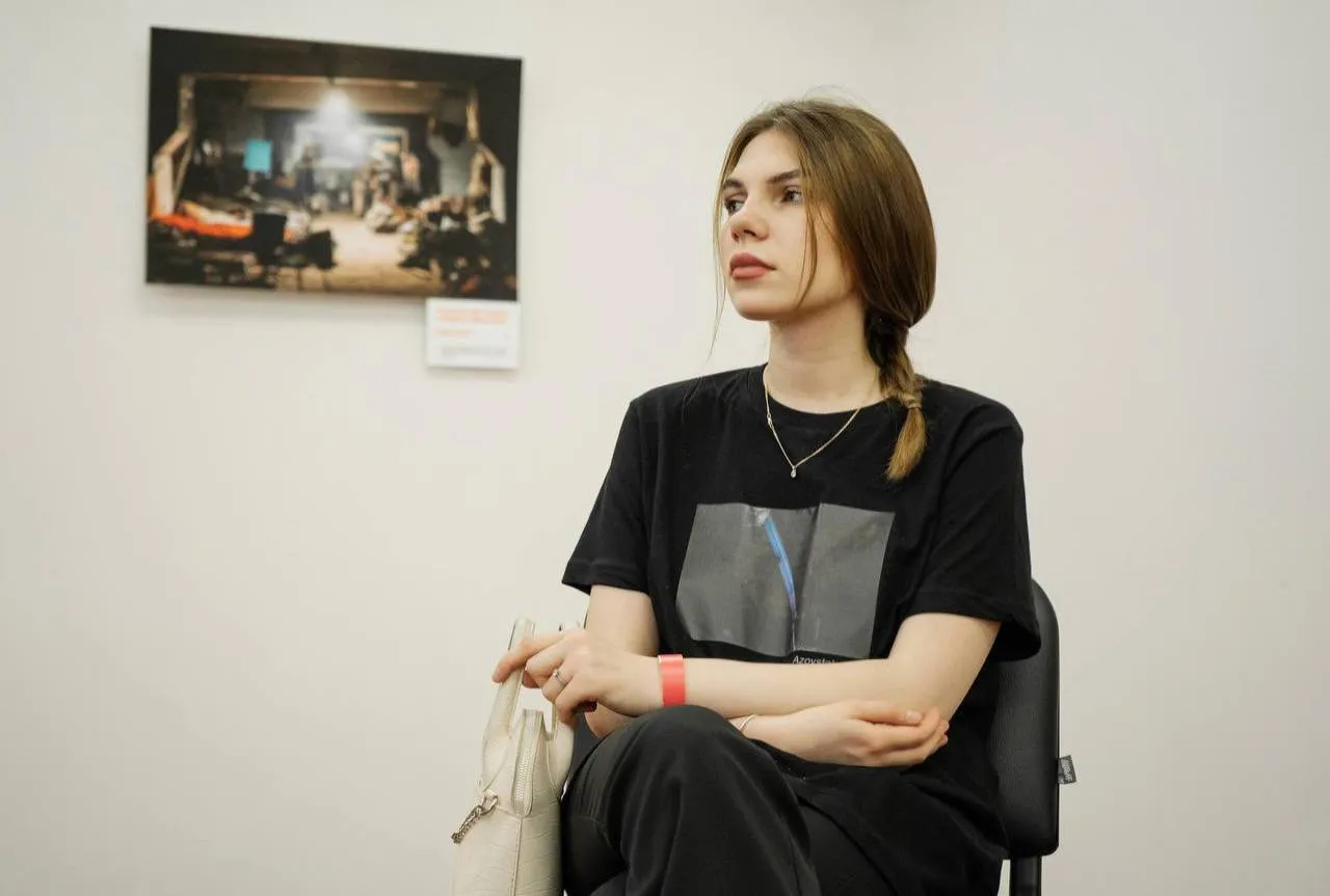 Дар'я Юрченко на виставці робіт брата Дмитра Козацького Дар'я Юрченко на виставці робіт брата Дмитра Козацького