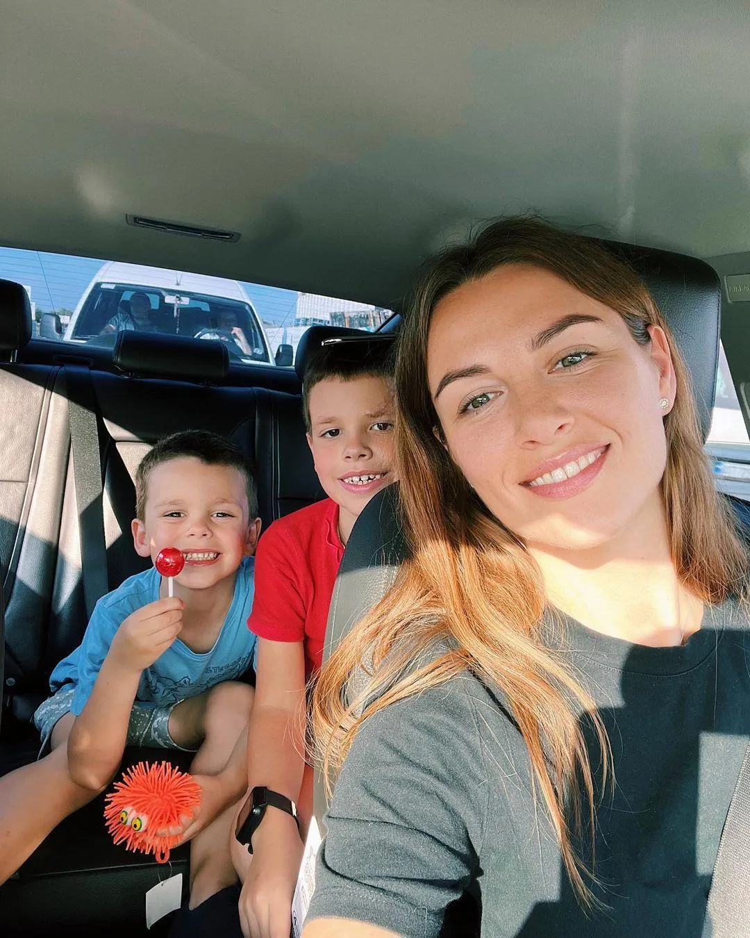 Дружина Григорія Решетника з синами Дружина Григорія Решетника з синами