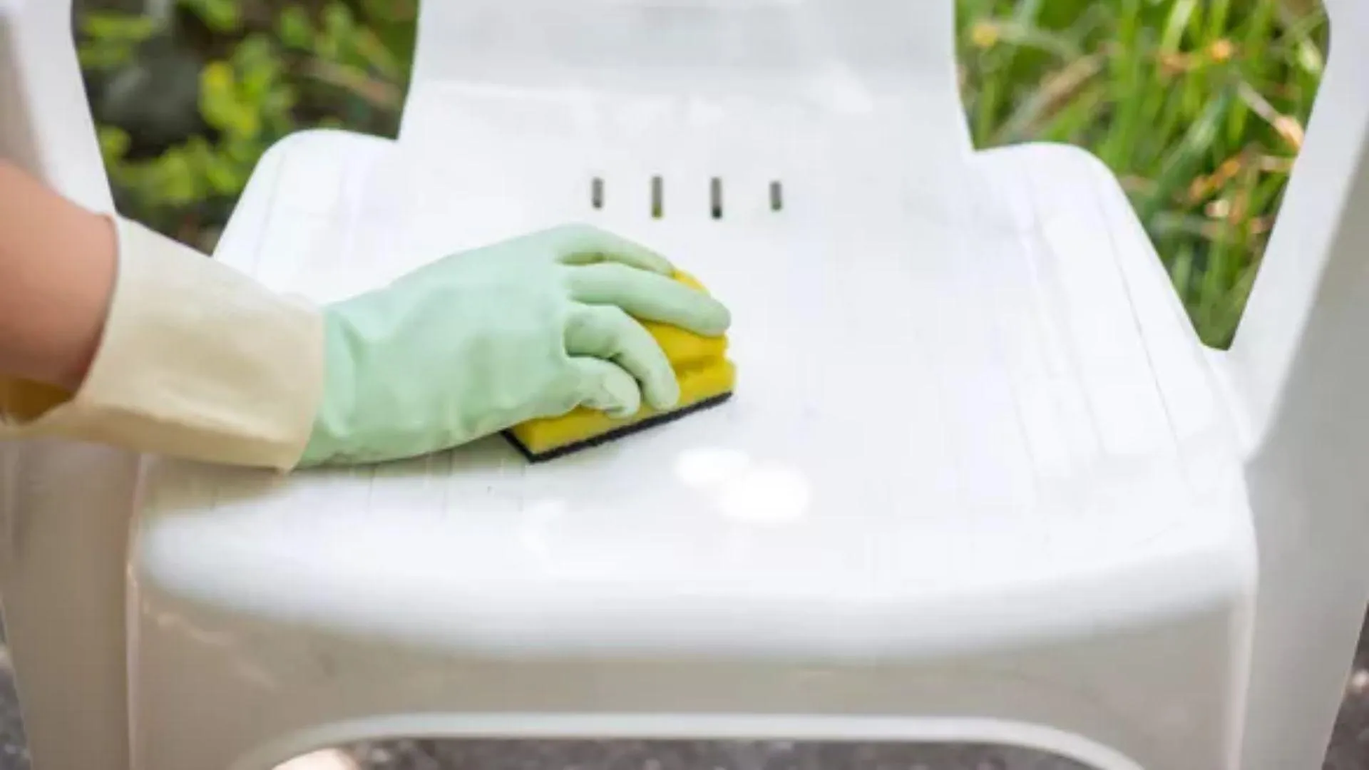 Миття пластикового стільця Миття пластикового стільця