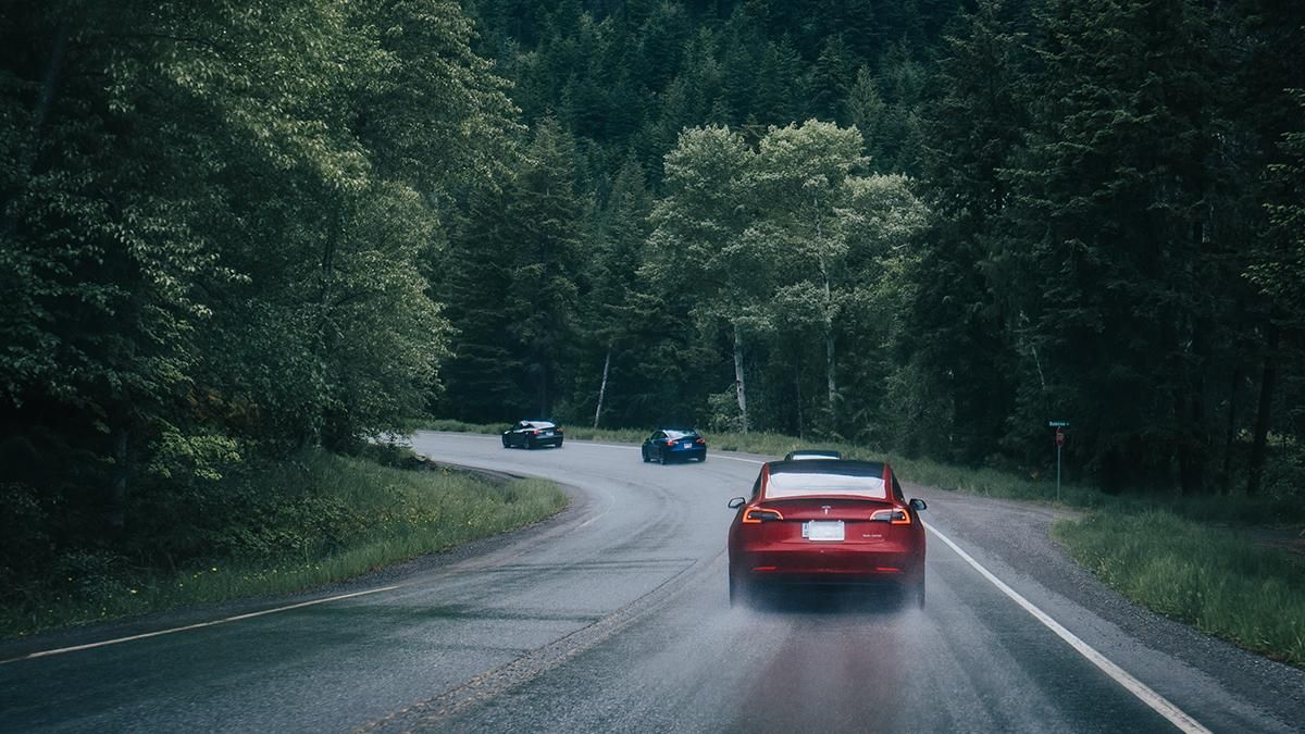 Фанати Tesla намагаються довести безпечність автопілота, ризикуючи власними дітьми - Техно Фанати Tesla намагаються довести безпечність автопілота, ризикуючи власними дітьми - Техно