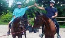 Після повернення з Великої Британії: Тоня Матвієнко та Арсен Мірзоян покаталися на конях