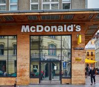 "Заважав аеродром у Саках": як українці реагують на рішення McDonald's повернутися