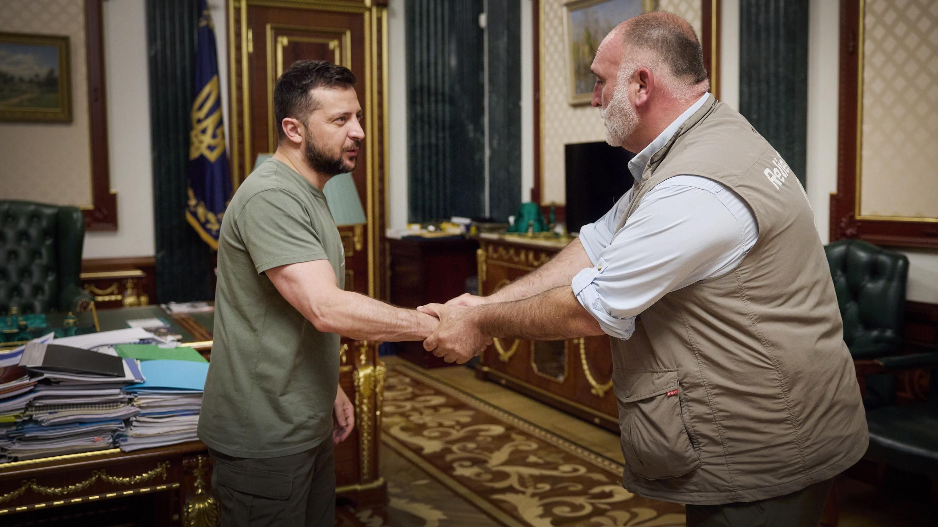 Зеленський зустрівся із шеф-кухарем World Central Kitchen Хосе Андресом Зеленський зустрівся із шеф-кухарем World Central Kitchen Хосе Андресом