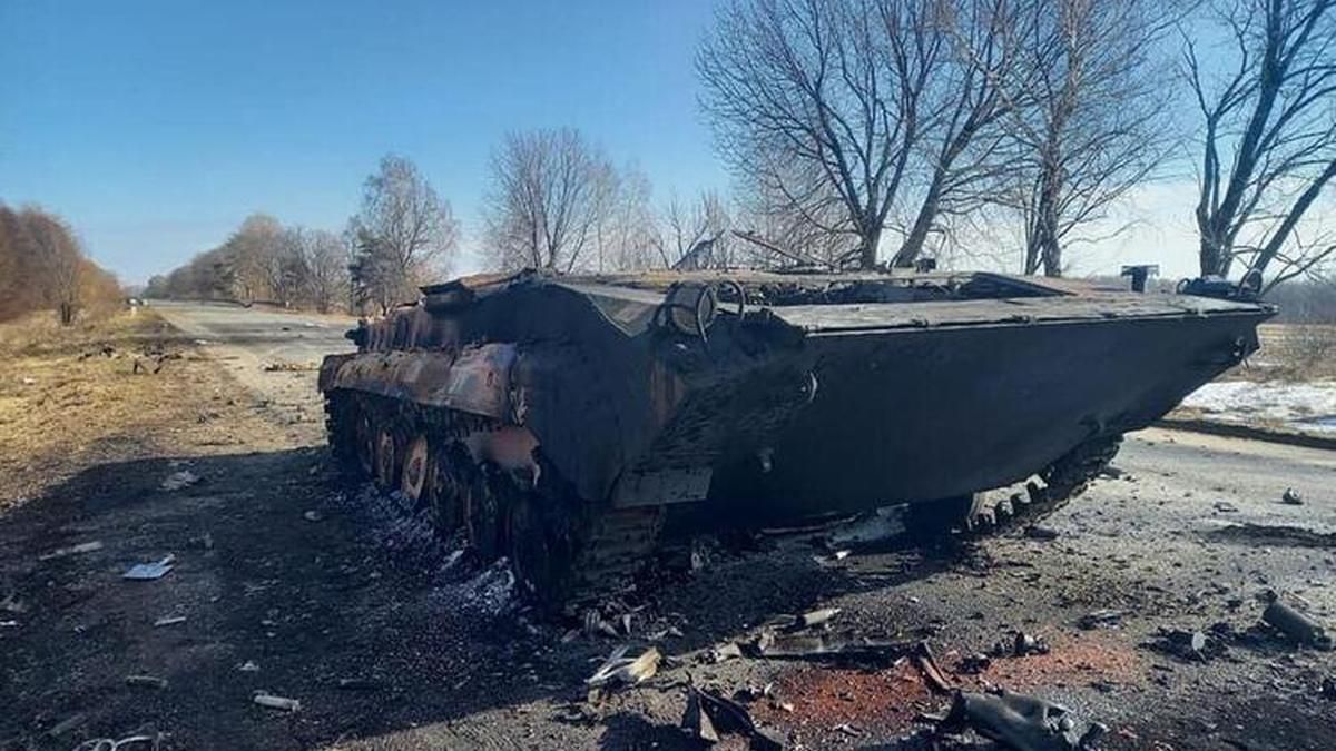 Російські окупанти обстріляли своїх з артилерії та знищили чимало техніки Російські окупанти обстріляли своїх з артилерії та знищили чимало техніки