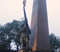 З центру Чернівців прибрали пам'ятник червоноармійцю: міськрада обіцяє його не нищити