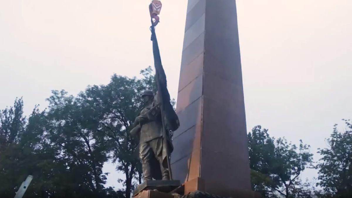 Из центра Черновцов убрали памятник красноармейцу: горсовет обещает его не уничтожать