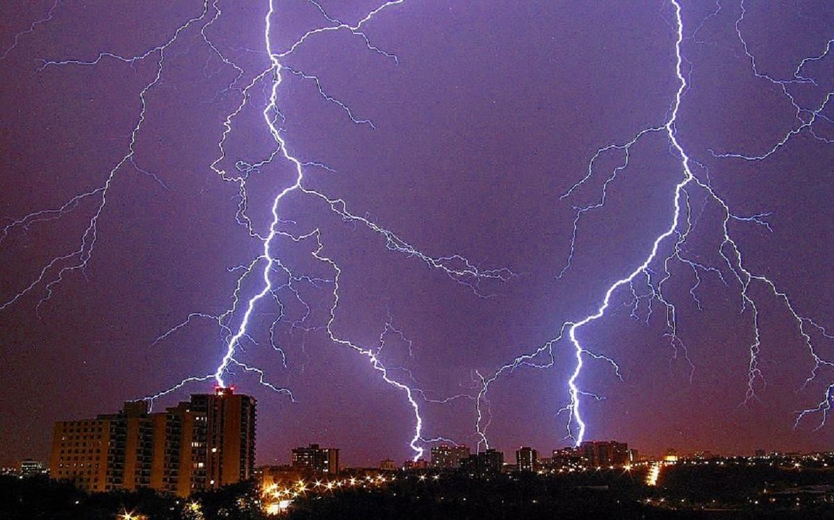 На Київ насувається гроза і шквальний вітер На Київ насувається гроза і шквальний вітер