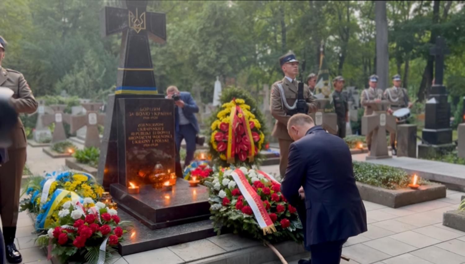 Анджей Дуда стал на колыно перед мемориалом павших бойцов УНР - 24 Канал
