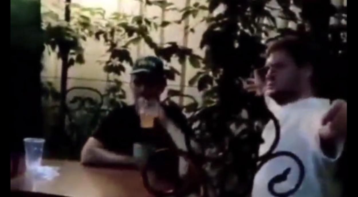 Опір у Криму - в караоке-барі ввімкнули патріотичну пісню Дике поле - цікаве відео - 24 Канал