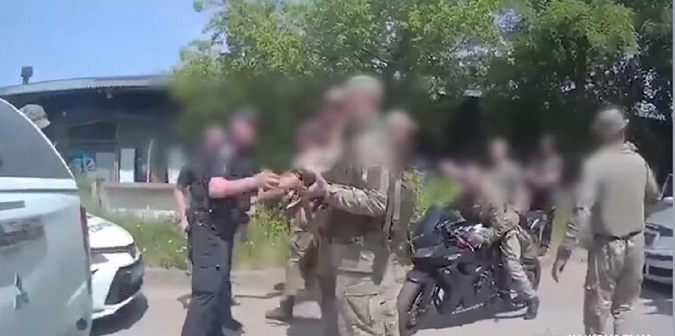 В Чернигове военные угрожали полицейским В Чернигове военные угрожали полицейским