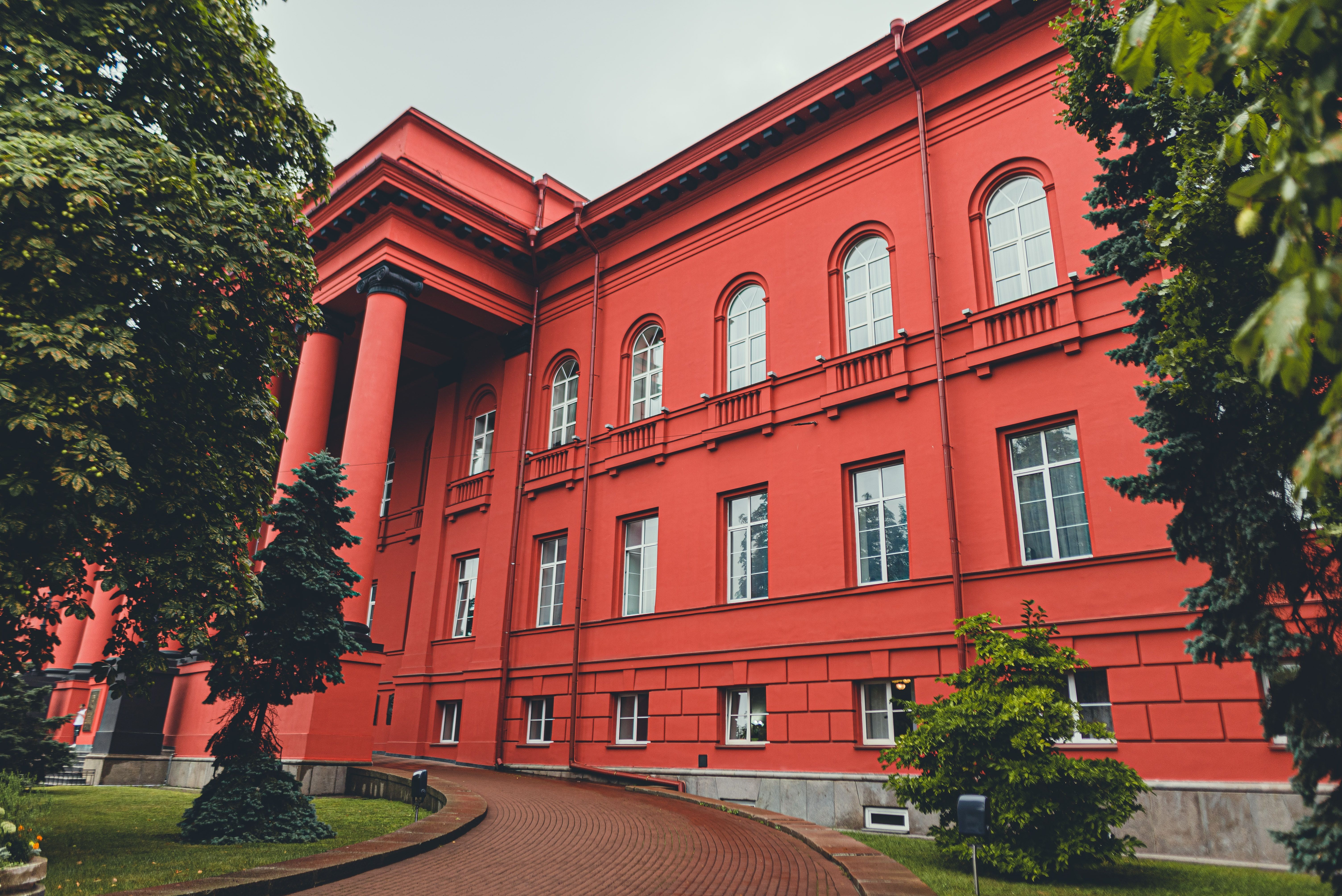 З фасаду КНУ імені Шевченка прибрали меморіальну дошку Булгакову