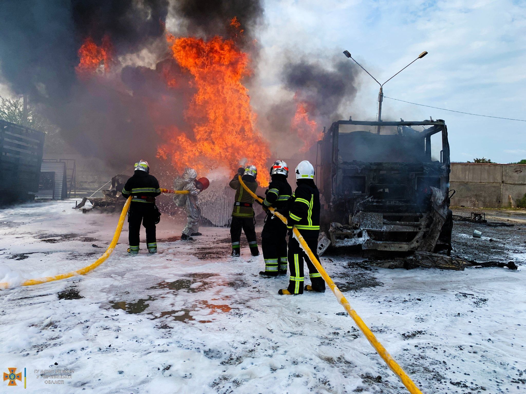 Біля АЗС у Чернівцях гасили масштабну пожежу