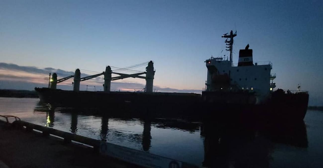 Судно у порта "Южный" Судно у порта "Южный"