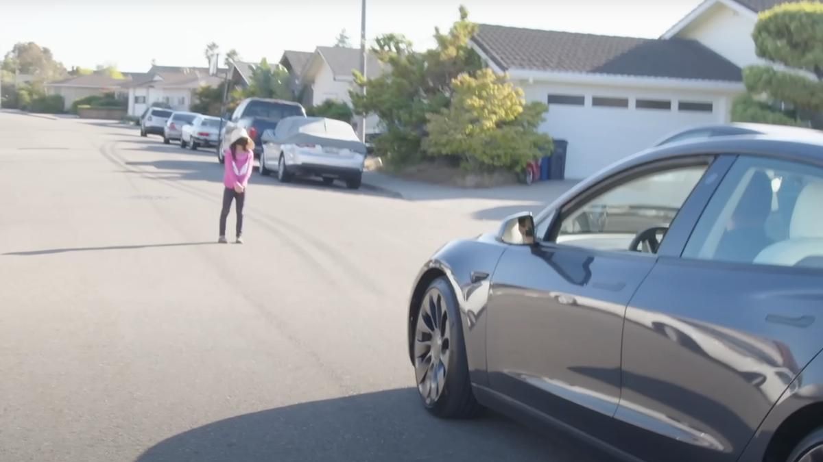 В новом эксперименте с автопилотом Tesla перед автомобилем поставили ребенка - Техно В новом эксперименте с автопилотом Tesla перед автомобилем поставили ребенка - Техно